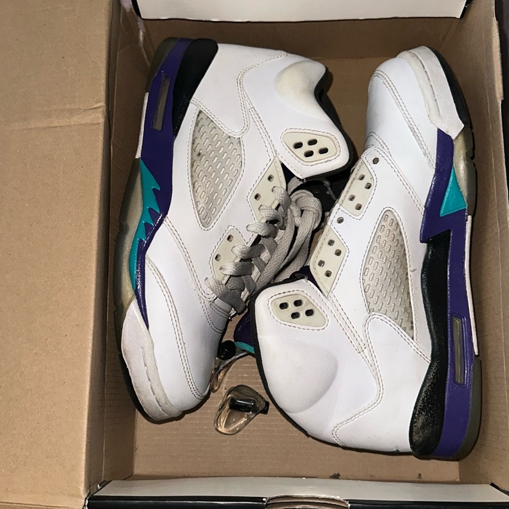 Jordan Grapes size 5 Y